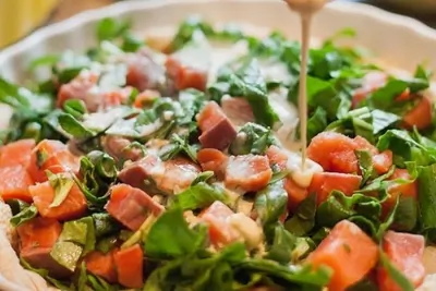 Киш с лососем, шпинатом и творожным сыром