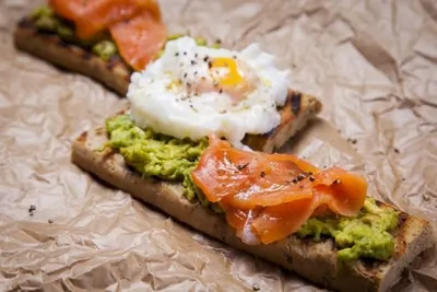 Тост с лососем, яйцом пашот и голландским соусом