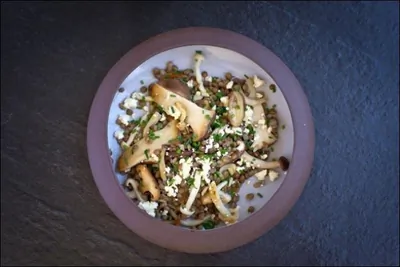 Теплый салат с грибами, чечевицей и сыром фета