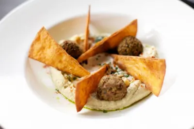 Хумус с печеным перцем и фалафелем