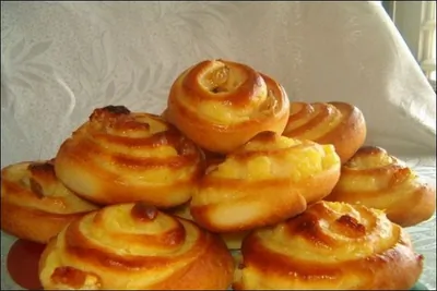 Сдобные булочки с ванильным пудингом