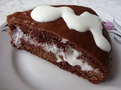 Шоколадный бисквит с кремом и грецкими орехами