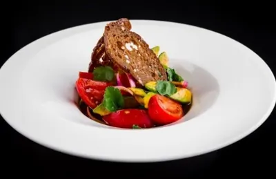 Салат с розовыми томатами и авокадо