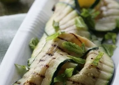 Молодые кабачки с мятой и лаймом