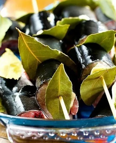 Треска на шпажках с овощным салатом