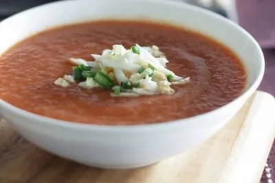 Холодный суп с помидорами, болгарским перцем и перцем чили