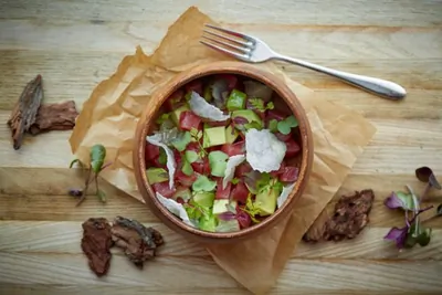 Рубленый тунец с авокадо и рисовыми чипсами