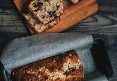 Банановый хлеб с шоколадом и солёным арахисом