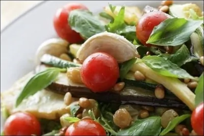 Теплый салат с запеченными овощами, зеленью и кедровыми орехами