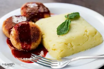 Куриные котлеты под клюквенным соусом с пюре от Робюшона