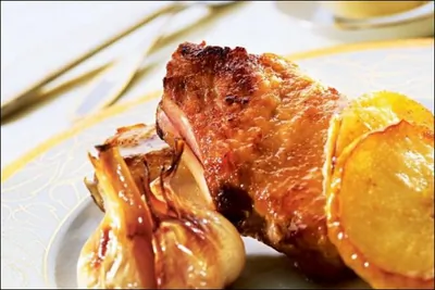 Свинина по-валлийски с чесночным фланом