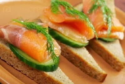Бутерброд с лососем и огурцом