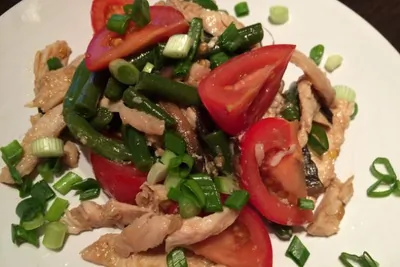 Салат из курицы, маринованной в имбире