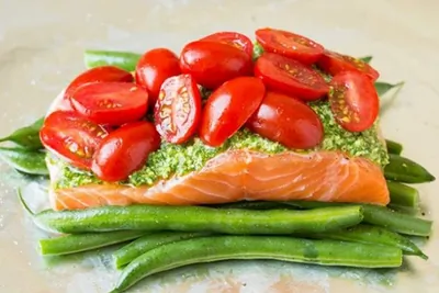 Лосось, запеченный со стручковой фасолью и соусом песто