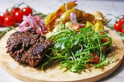 Рибай с гарниром из рукколы