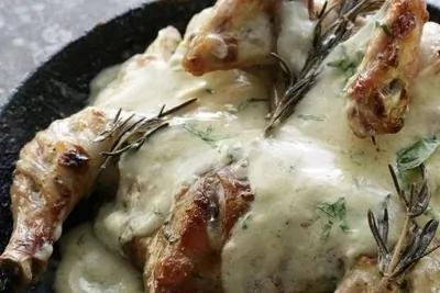 Запеченный цыпленок в соусе из маскарпоне с розмарином