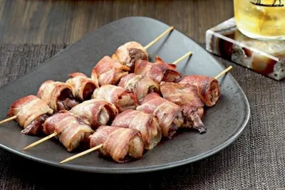 Шашлыки из печенки цесарки в беконе