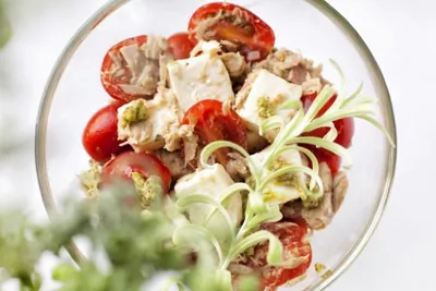 Салат из тунца и адыгейского сыра с соусом песто