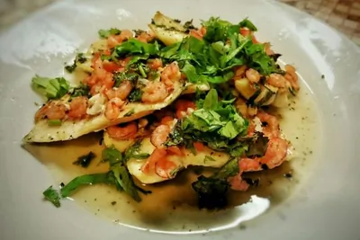 Треска запеченая с креветками и чесноком