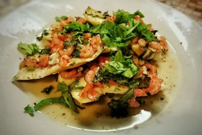 Запеченное филе трески с креветками и чесноком