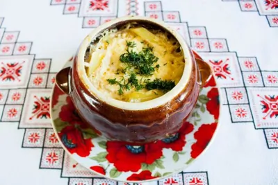 Жаркое в сметанном соусе в горшочках