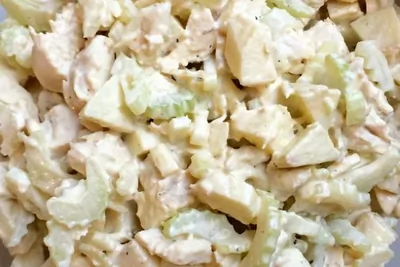 Салат из куриного филе с сельдереем и яблоками