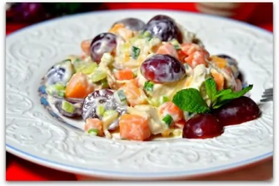 Куриный салат с фруктами, орехами и изюмом