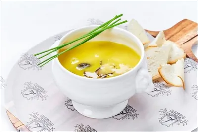 Куриный бульон со сморчками и черным трюфелем