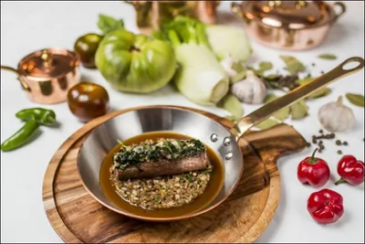 Жаркое из ягненка с вакаме и соусом из белых грибов