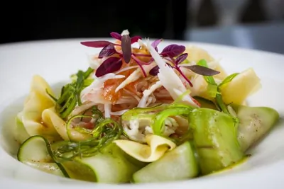 Салат с камчатским крабом, авокадо и манго с соусом банановый юзу