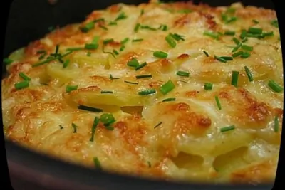 Слоеный картофель, запеченный под голубым сыром