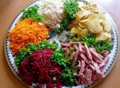 Овощной салат с копченой колбаской