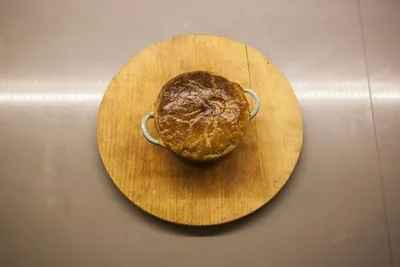 Грибное фрикасе под куполом из слоеного теста