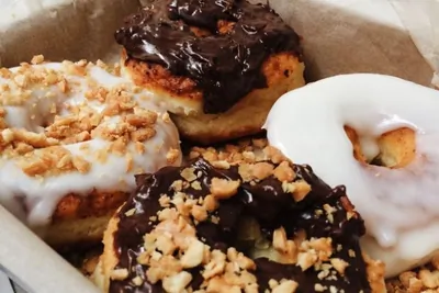 Творожные пончики в белой и шоколадной глазури