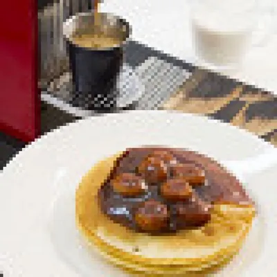 Кефирные оладьи с бананом в карамельном соусе