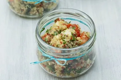 Салат из киноа, вяленых и свежих помидоров и сливочного сыра