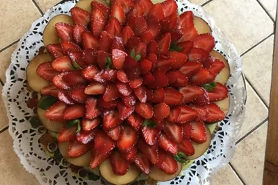 Медовый торт с клубникой и бананами