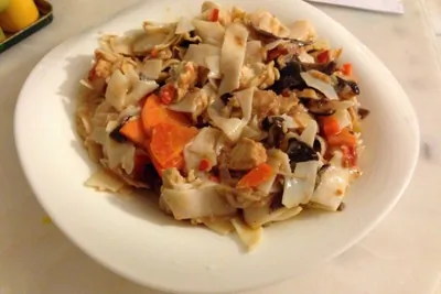 Рисовая лапша с курицей и древесными грибами