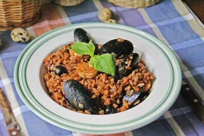 Сытная паэлья с мидиями и креветками