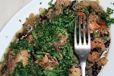 Цесарка, томленная в луковом соке