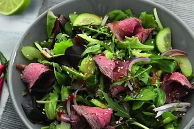 Тайский салат с говядиной, маринованной в устричном соусе