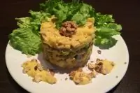 Салат из курицы, яблок, сельдерея и винограда с карри заправкой