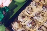 Рулетики с корицей под сырной глазурью