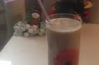 Шоколадный смузи на основе овсяного молока