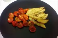 Жареные помидоры черри с чесноком