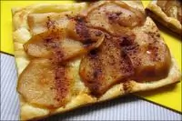 Слойка с консервированной грушей и заварным кремом