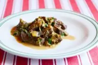 Тушеная говядина с луком-пореем