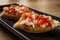 Брускетта с камчатским крабом