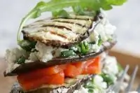 Пирамида из гриль овощей с творогом и зеленью