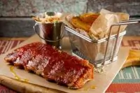 Жареные свиные ребра в соусе BBQ с овощным салатом и печеным картофелем